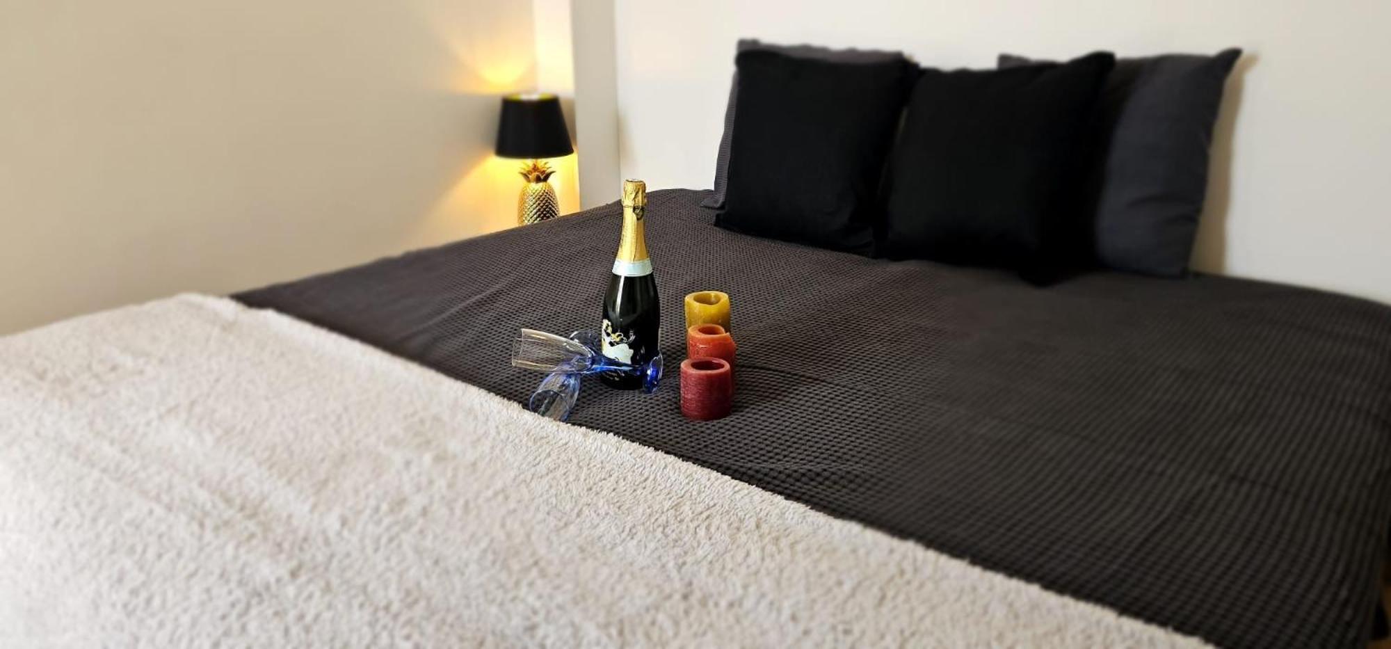 Chambre Parentale , Salle De Bain Privee, Acces Plages & Vue Mer Du Salon Dans Appartement Partage Chez L'Habitant ,, Master Bedroom, Private Bathroom, Beach Access & Sea View 칸느 외부 사진